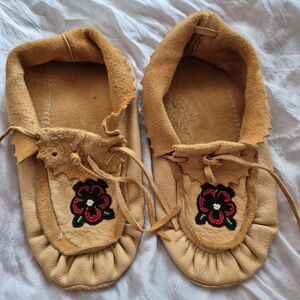 Leather Moccasins With Metis Beaded Flowers Fit About A Womens 9 Or 10